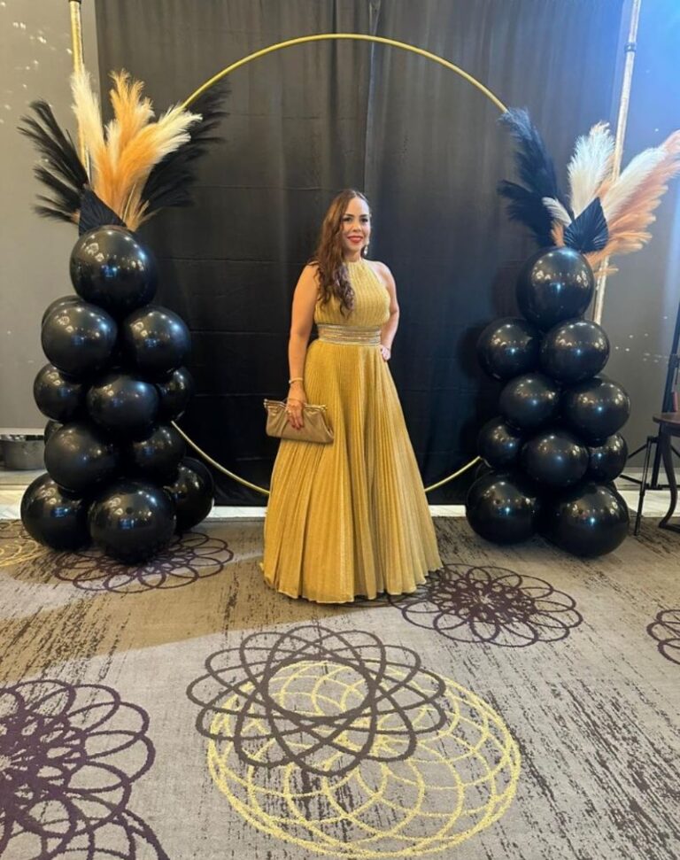 Elegante testimonio de un cliente en la Gala de Negocios Latinos en Houston, con un lujoso telón de fondo de globos negros y dorados diseñado por Click Events Houston.